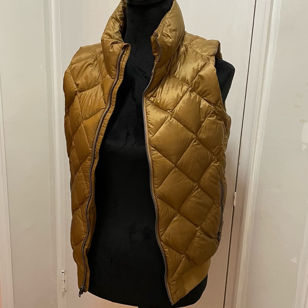 Patagonia Puffer Vest, gold, size S, NWT. zippers w pockets! A glam must-have!